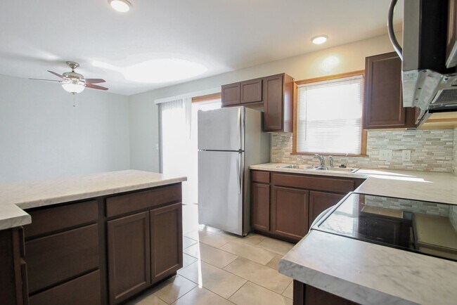 Building Photo - 3 Bedroom / 2.5 Bathroom House Available N...