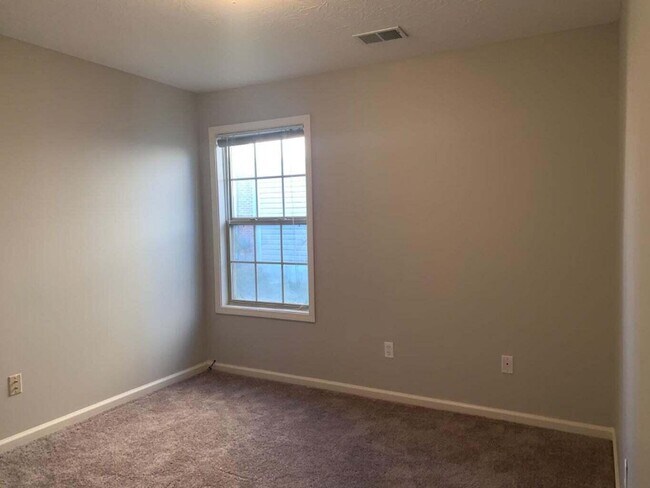 Building Photo - 772 Rosslyns Dale