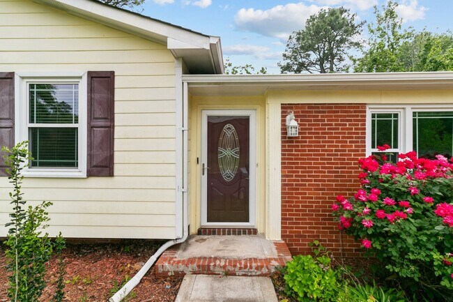 Building Photo - 4 Bedroom 2 Bath Ranch in a cul-de-sac
