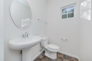 Building Photo - 212 N Commerce St