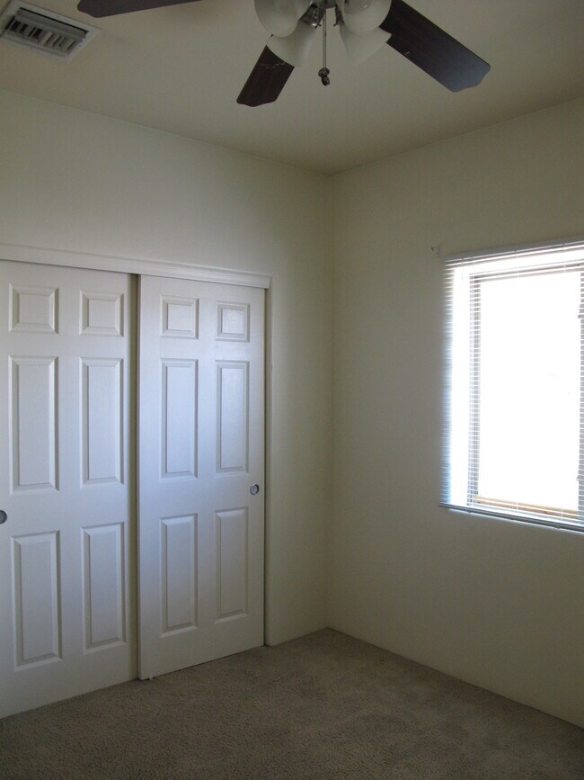 Building Photo - 1305 E Linden St