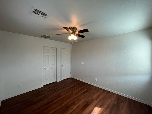 Building Photo - 4 Bedroom Home with Loft in Stonefield Com...