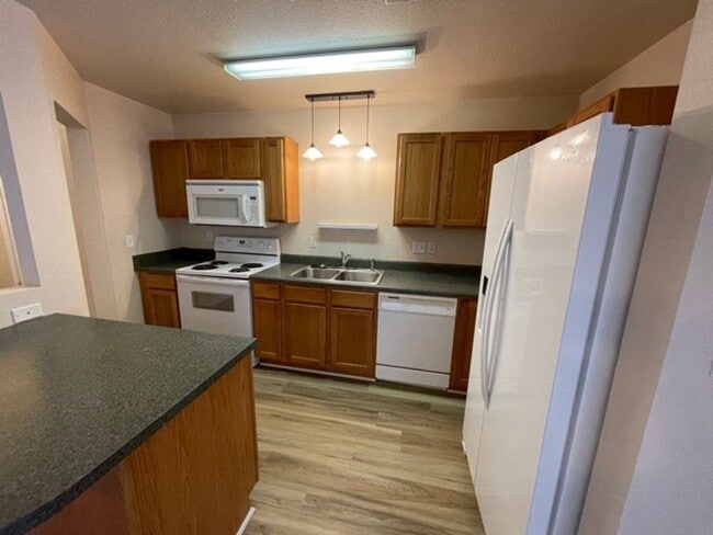 Building Photo - Nice 2 Bedroom/2.5 Bath/1 Car Garage End Unit Townhome For Rent!