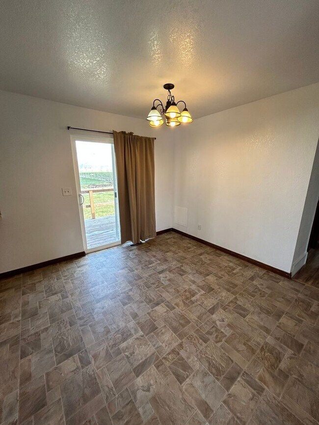 Building Photo - 3 bedroom 1 bath home in south Spanish Fork