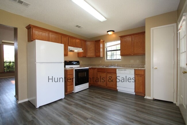 Building Photo - Two-Story Living!