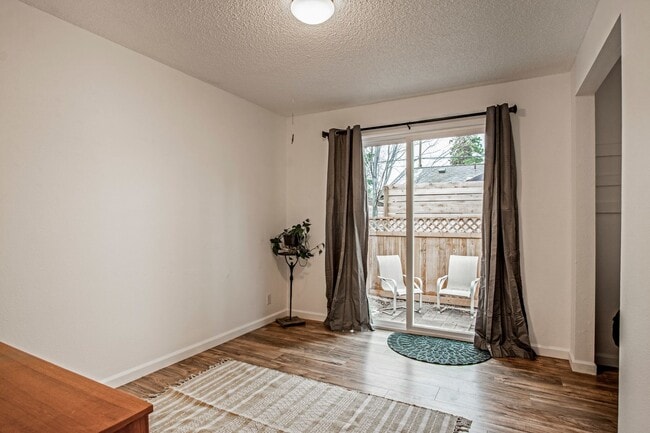 Building Photo - Fully Remodeled 3BR/1BA in the Heart of Bend