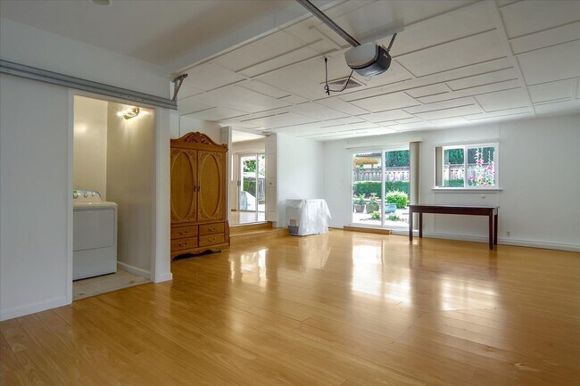 Building Photo - Great Location 3BD Home with Wood Floors &...