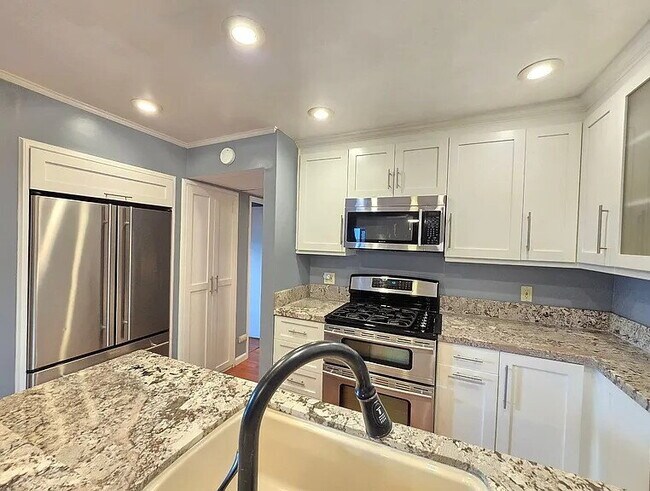 Building Photo - "Charming 2-Bed, 2-Bath Gem in Tarzana - Cozy 830 Sq Ft Retreat!"