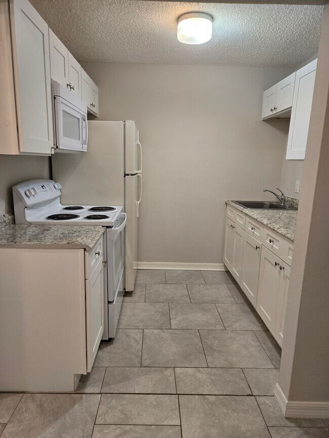 Building Photo - CPH Sebring LLC