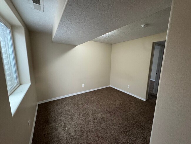 Building Photo - Cozy 4 bed 3 bath house