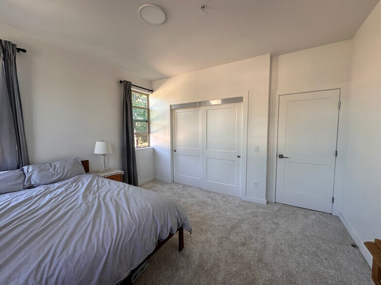 Large closet - 9542 Parker Ln