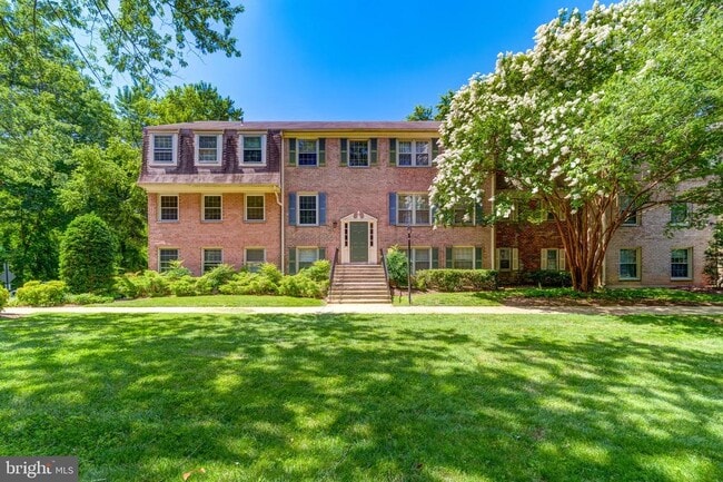 Building Photo - 6012 Westchester Park Dr