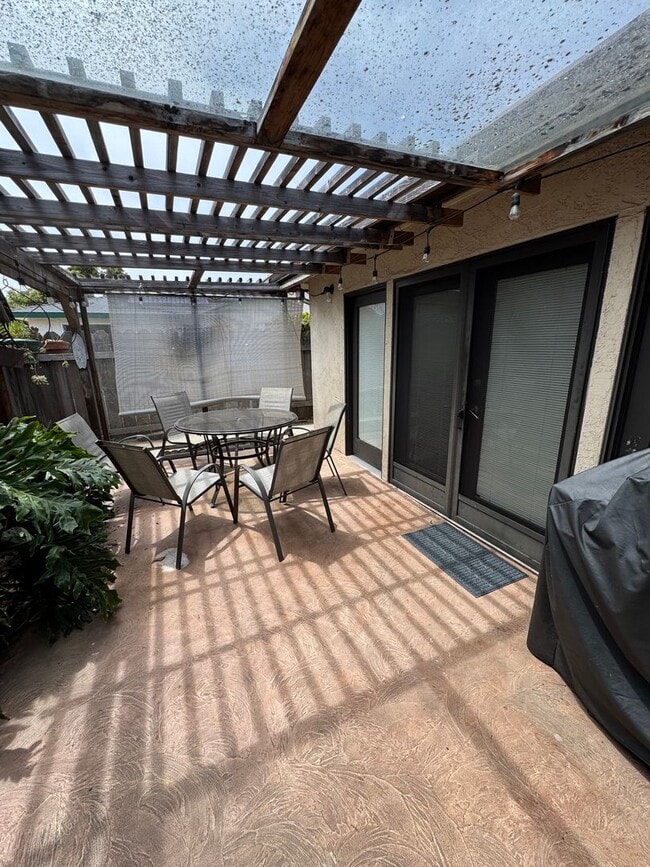 Building Photo - Fully Furnished Home Near the Beach in Gro...