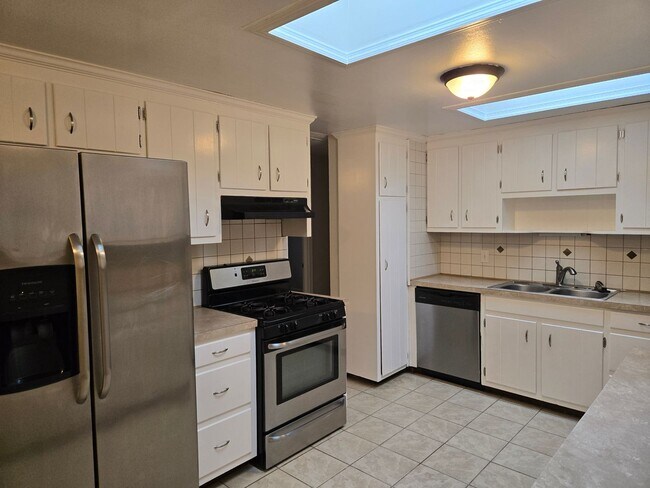 Building Photo - 4 Bedroom Single Family Home in Hampton