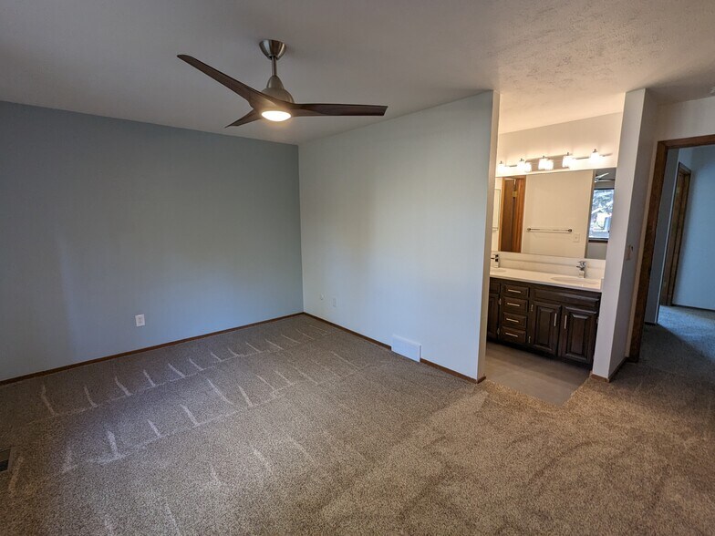 Primary Bedroom - 525 Manhattan Dr