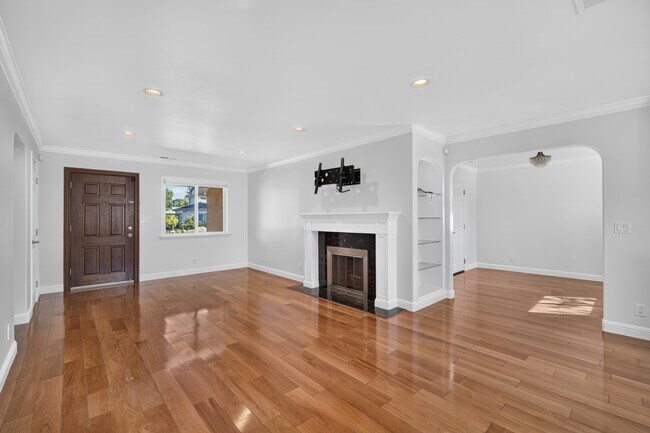 Building Photo - 879 S Knickerbocker Dr