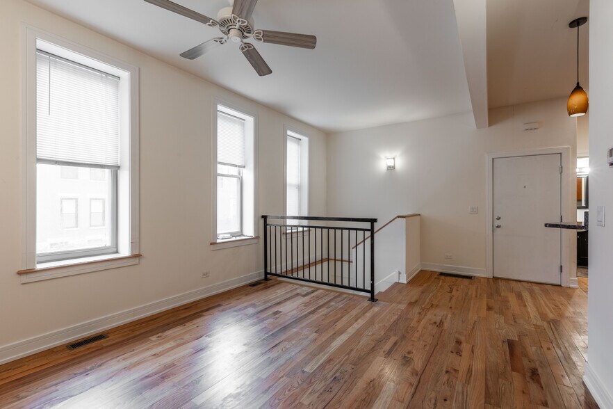 Building Photo - 2835 N Damen Ave