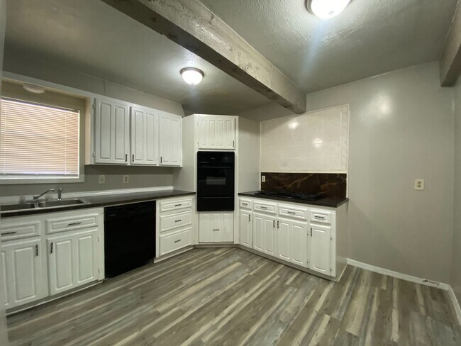 Building Photo - Huge 4 Bedroom in West Tulsa