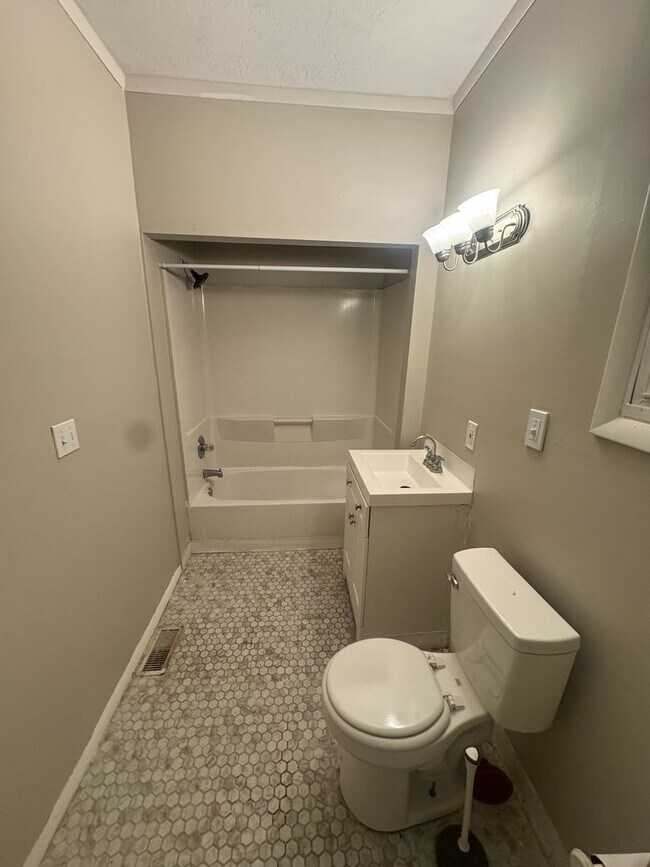 Building Photo - 3 bed 1 bath house for rent - akron