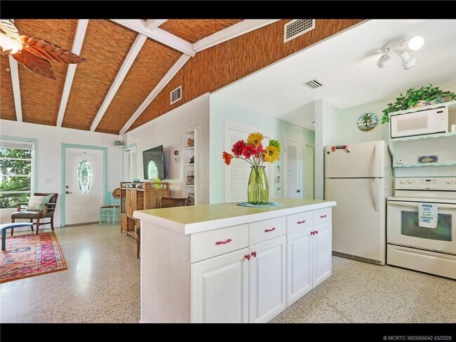 Building Photo - 1905 NE River Ct