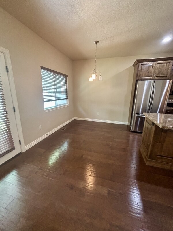 Building Photo - 215 1135 S