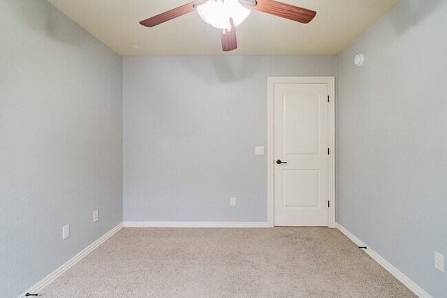 Building Photo - 602 SW Barn Valley Rd