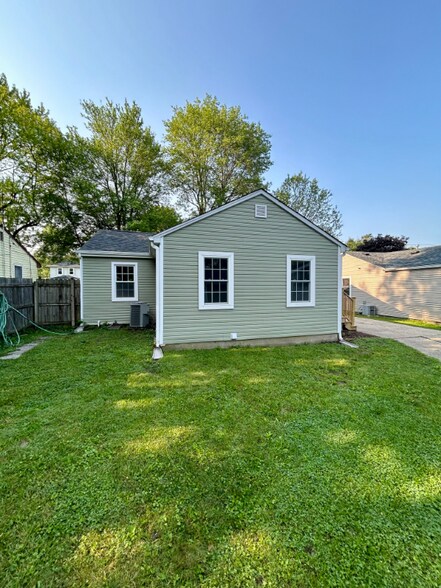Building Photo - 2324 Van Buskirk Rd
