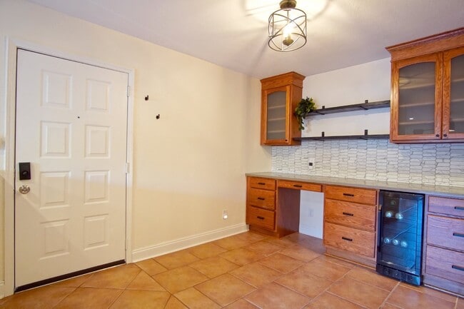 Building Photo - Modern 2-Bedroom Condo Across from the Bay...