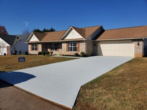 Building Photo - Maryville 37804 - 3 bedroom, 2 bedroom home - Call Karen Robertson (865) 454-7626