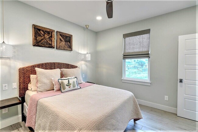 Building Photo - 224 E Oaks Ave