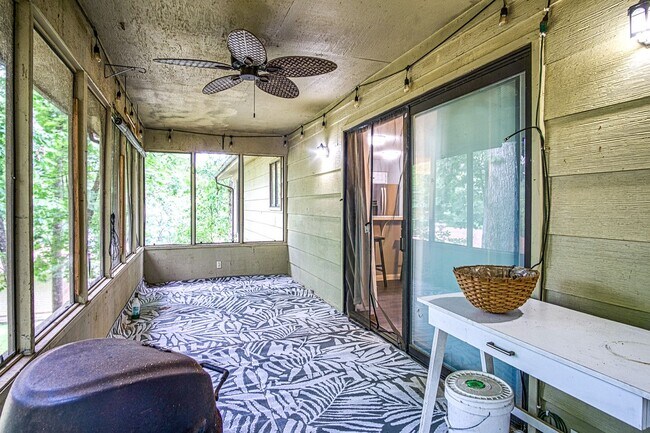 Building Photo - Lake DeSoto Area | Home |Unfurnished