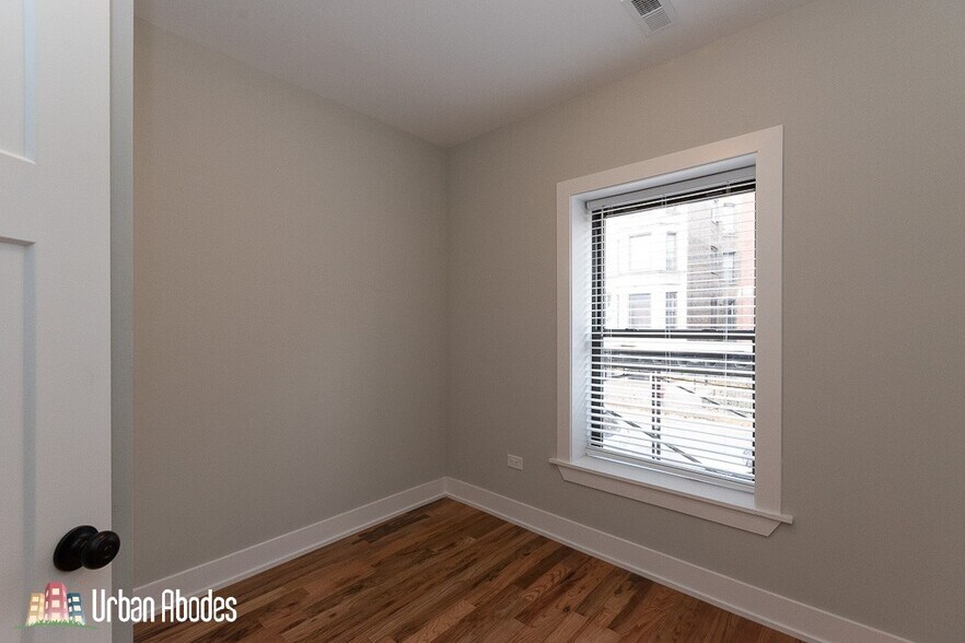 Building Photo - 644 W Oakdale Ave