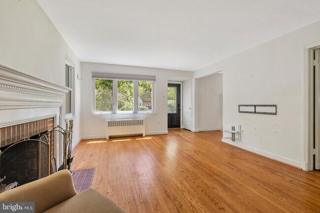 Building Photo - 921 Langley Dr