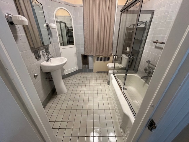 Bathroom 2 with tub - 638 Taylor Ave