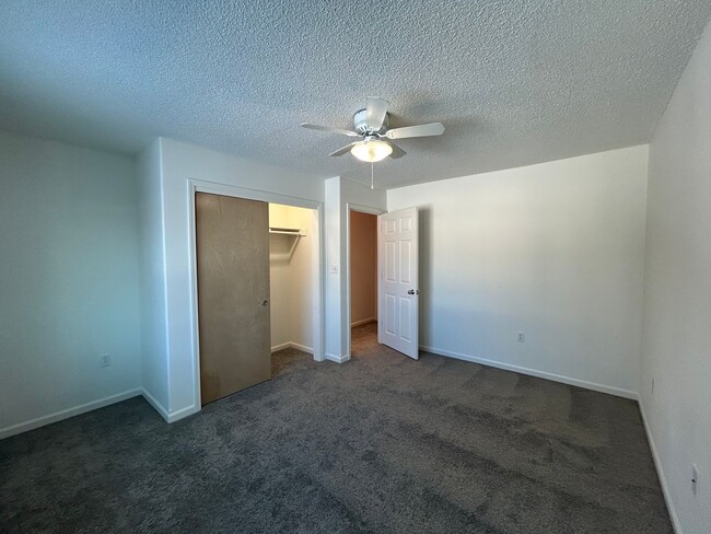 Building Photo - Century 21 Gold Rush - 3 Bed | 2 Bath | 2-Car Garage | End-Unit Condo (FAIRBANKS)