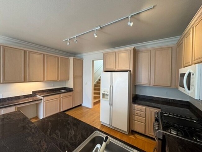 Building Photo - 280 Portola Dr