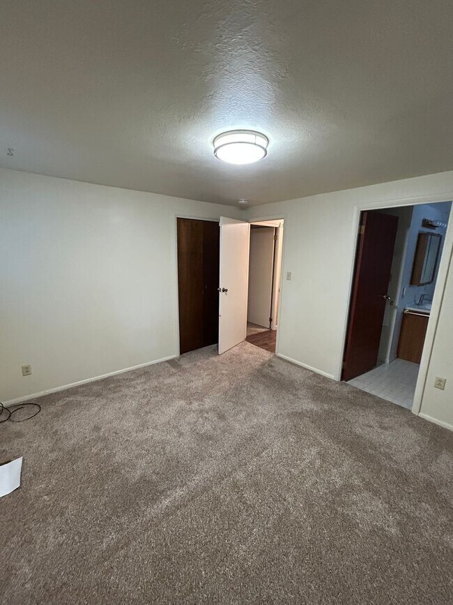 Building Photo - 223 Glenwood Dr