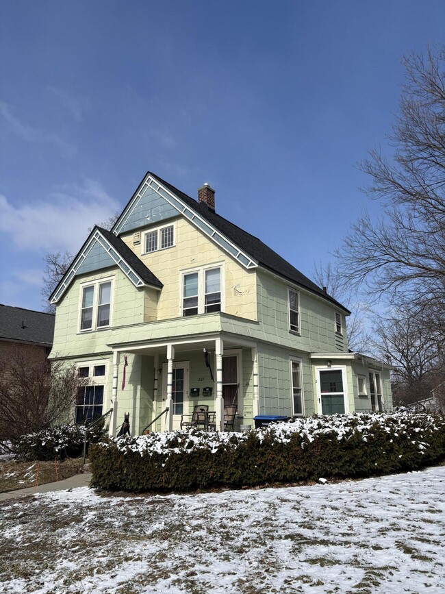 Building Photo - 205 Oak St