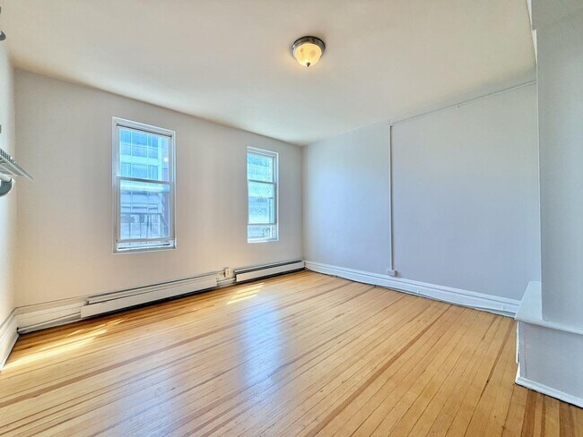 Building Photo - 409 Monmouth St