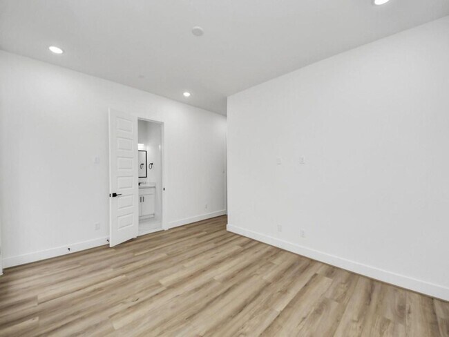 Building Photo - 3915 Tuam St