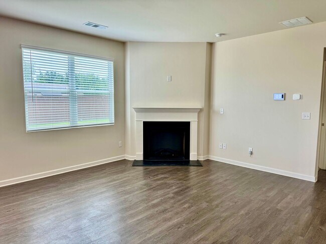 Building Photo - Beautiful 5 bedroom, 3 full bath home in D...