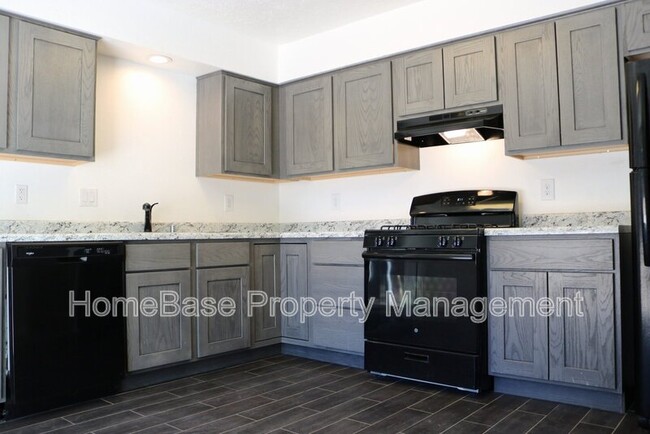 Building Photo - 818 Apache Ave
