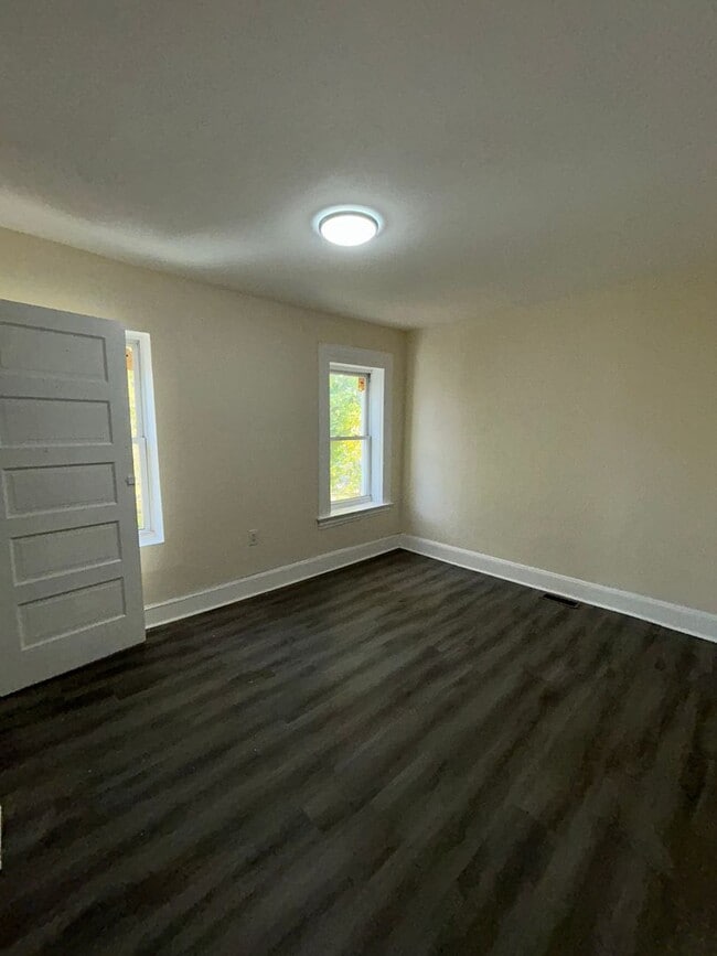 Building Photo - 510 N Hermitage Ave