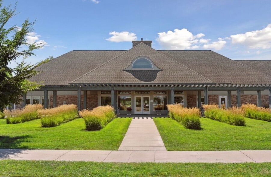 Building Photo - 5166 Fairpoint Dr N