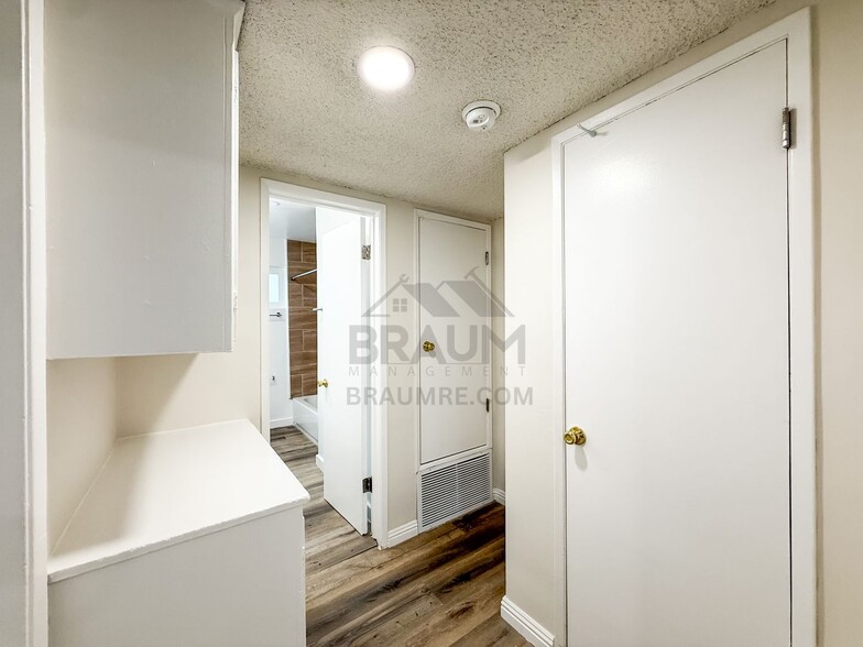 Building Photo - 6039 Whitsett Ave