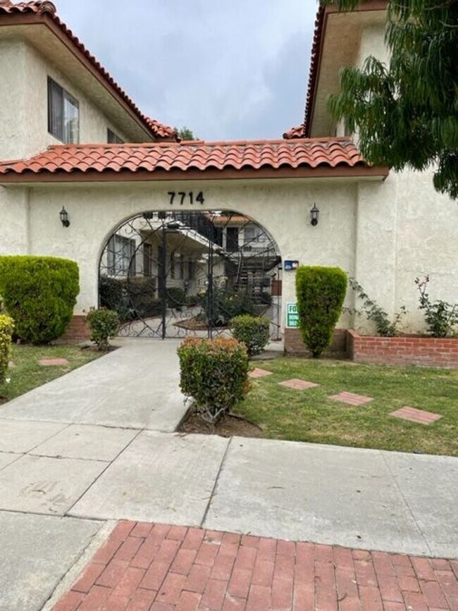 Building Photo - Beautiful 2 Bedroom Apartment in Whittier with Move in Special