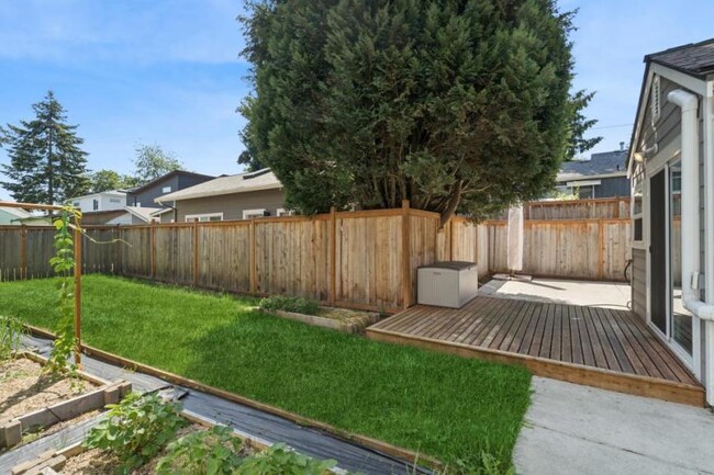 Building Photo - 3 bedroom in Seattle WA 98103
