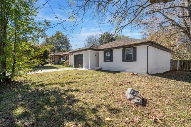 Building Photo - 1621 N Hillcrest Ave