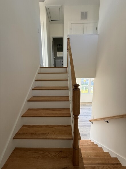 Building Photo - 631 Morreene Rd