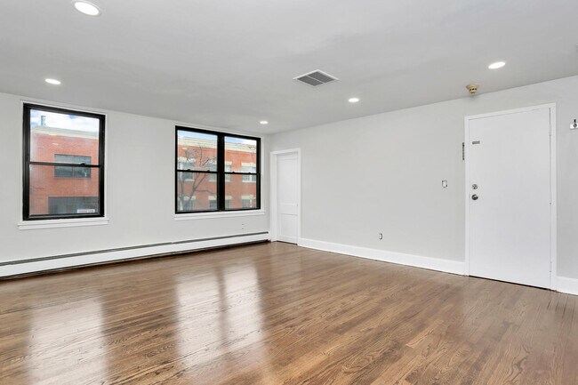 Building Photo - 48 Greenwich Ave